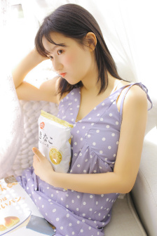 双手攀上两团少女峰